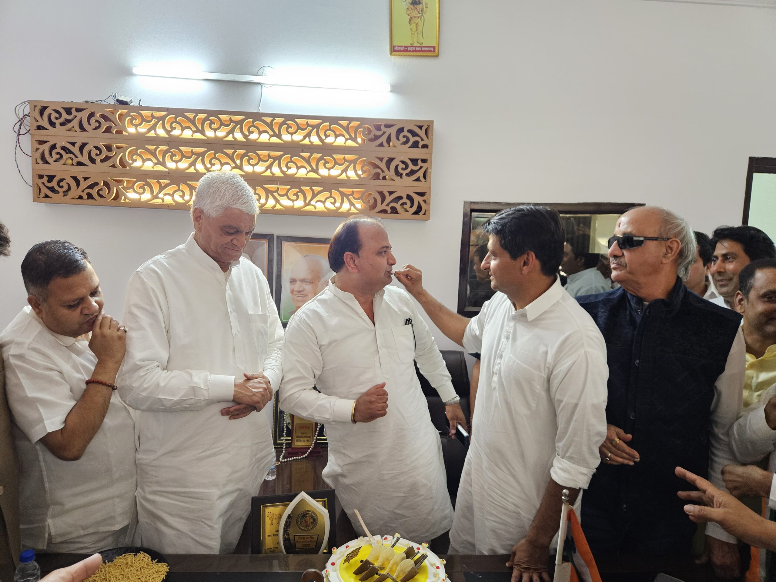 सांसद दीपेंद्र हुड्डा ने केक काटकर मनाया कांग्रेसी नेता सुमित गौड़ का जन्मदिवस