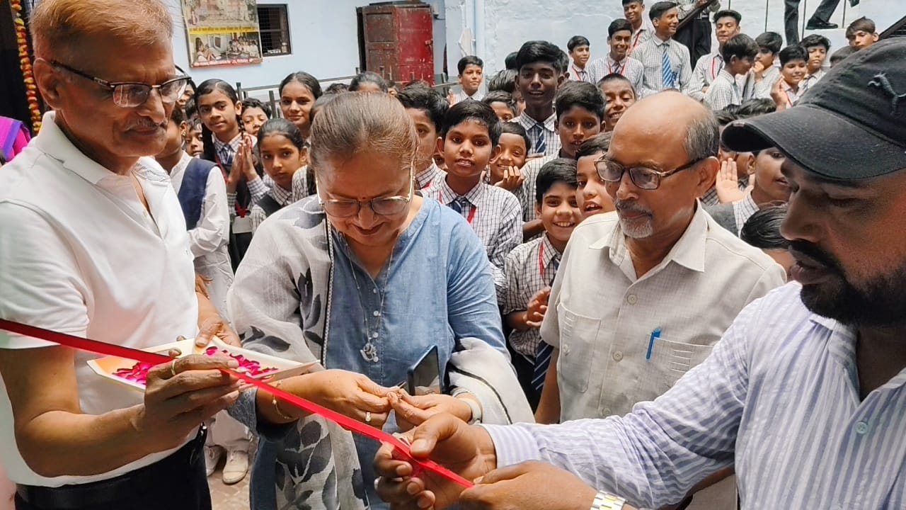 पीलीभीत के वार्ड नंबर 18 मे समाजसेवी अनिल मैनी ने न्यू मॉन्टेसरी स्कूल में मनाया जन्मदिन, जल संरक्षण का दिया संदेश